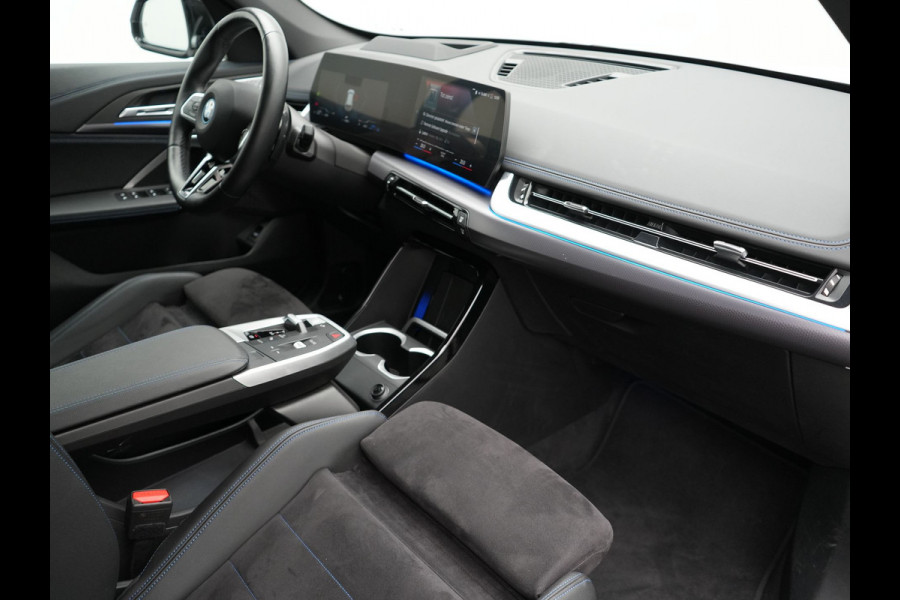 BMW X1 xDrive30e M-sport Plug in Hybrid 327pk PHEV | Adaptive Cruise | Head-up Display | 360 Camera | Carplay | Stoelen Verwarmd | Sfeerverlichting |