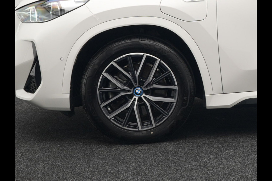 BMW X1 xDrive30e M-sport Plug in Hybrid 327pk PHEV | Adaptive Cruise | Head-up Display | 360 Camera | Carplay | Stoelen Verwarmd | Sfeerverlichting |