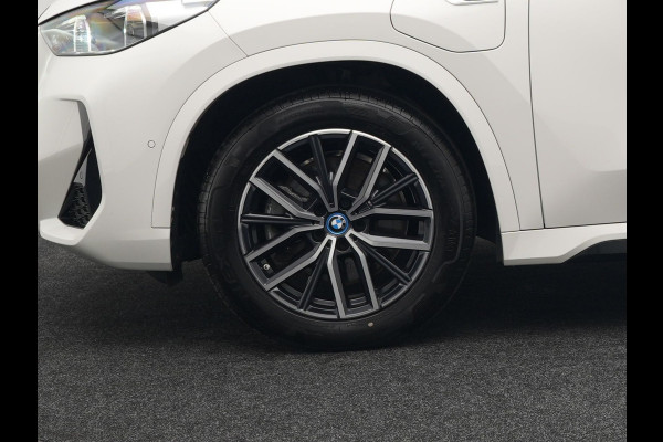 BMW X1 xDrive30e M-sport Plug in Hybrid 327pk PHEV | Adaptive Cruise | Head-up Display | 360 Camera | Carplay | Stoelen Verwarmd | Sfeerverlichting |