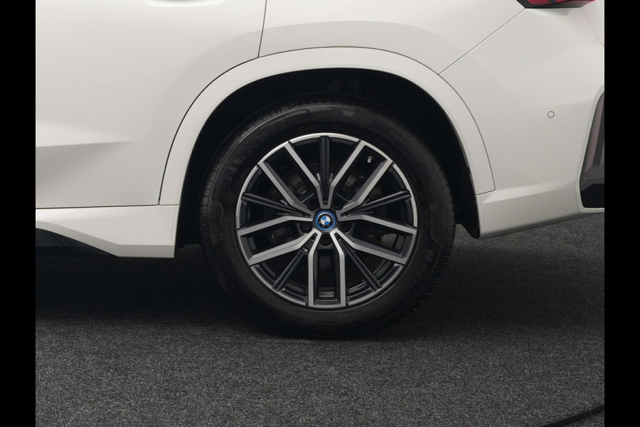 BMW X1 xDrive30e M-sport Plug in Hybrid 327pk PHEV | Adaptive Cruise | Head-up Display | 360 Camera | Carplay | Stoelen Verwarmd | Sfeerverlichting |