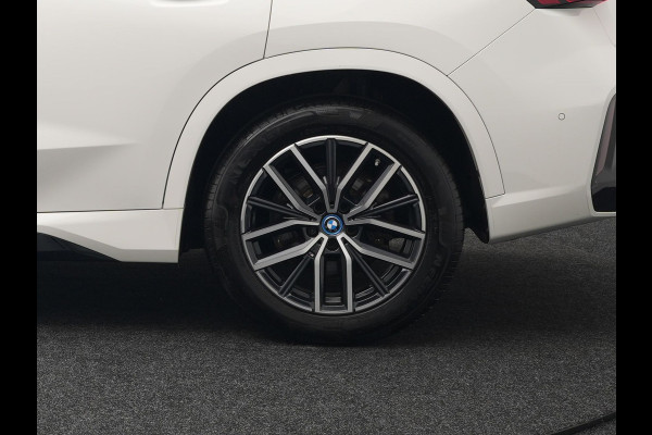BMW X1 xDrive30e M-sport Plug in Hybrid 327pk PHEV | Adaptive Cruise | Head-up Display | 360 Camera | Carplay | Stoelen Verwarmd | Sfeerverlichting |