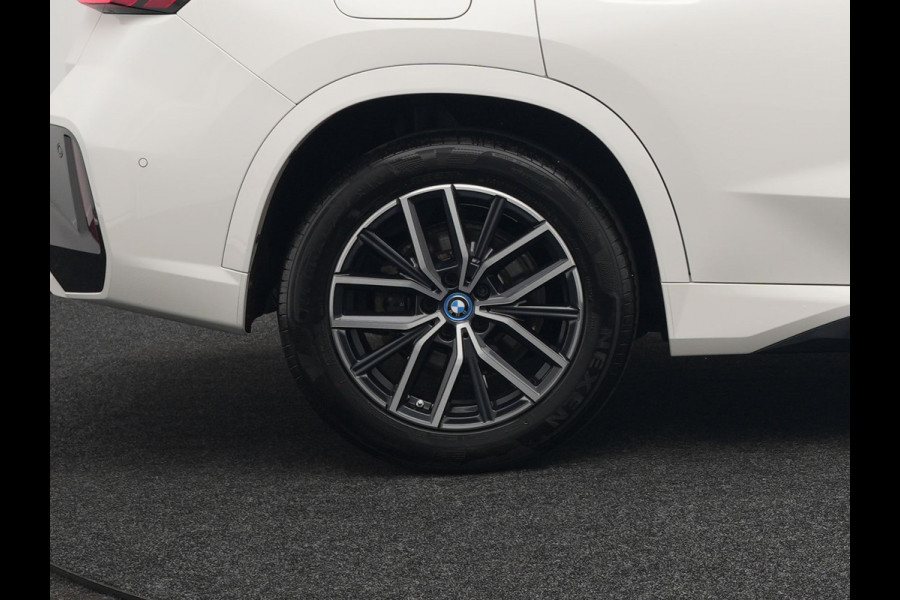BMW X1 xDrive30e M-sport Plug in Hybrid 327pk PHEV | Adaptive Cruise | Head-up Display | 360 Camera | Carplay | Stoelen Verwarmd | Sfeerverlichting |