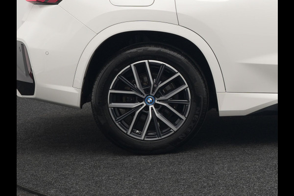 BMW X1 xDrive30e M-sport Plug in Hybrid 327pk PHEV | Adaptive Cruise | Head-up Display | 360 Camera | Carplay | Stoelen Verwarmd | Sfeerverlichting |