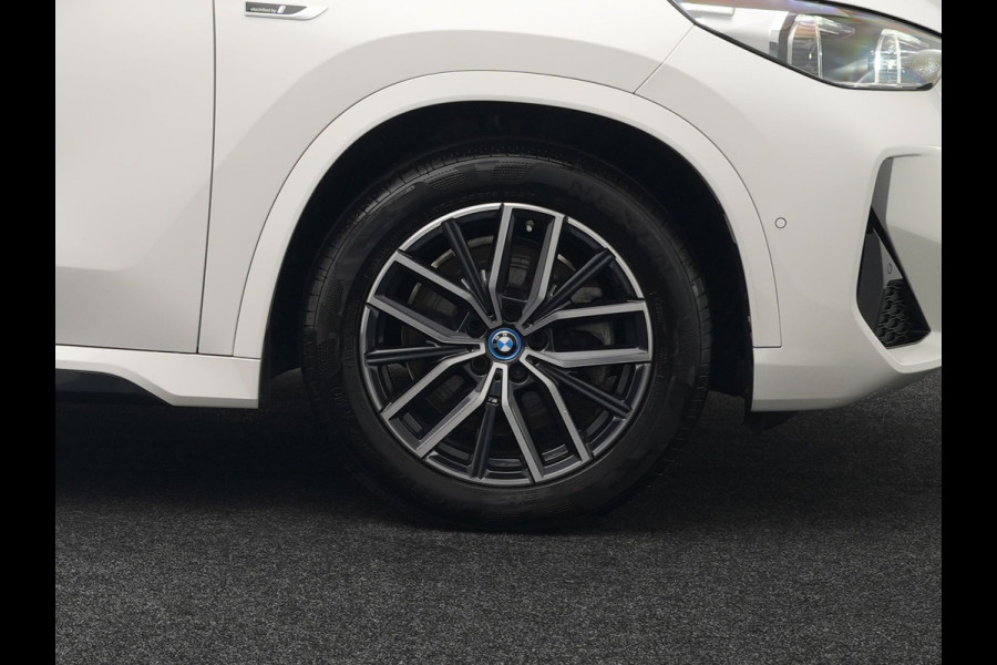 BMW X1 xDrive30e M-sport Plug in Hybrid 327pk PHEV | Adaptive Cruise | Head-up Display | 360 Camera | Carplay | Stoelen Verwarmd | Sfeerverlichting |