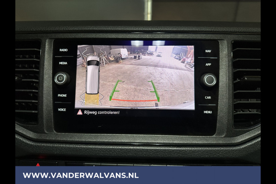 Volkswagen Crafter 2.0 TDI 141pk L3H3 L2H2 Euro6 Airco | Camera | Navigatie | Android Auto | Stoelverwarming Parkeersensoren, Bijrijdersbank, 3000kg trekvermogen, zilver