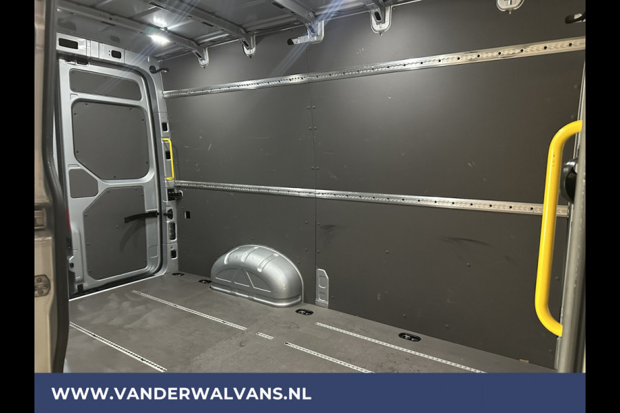 Volkswagen Crafter 2.0 TDI 141pk L3H3 L2H2 Euro6 Airco | Camera | Navigatie | Android Auto | Stoelverwarming Parkeersensoren, Bijrijdersbank, 3000kg trekvermogen, zilver