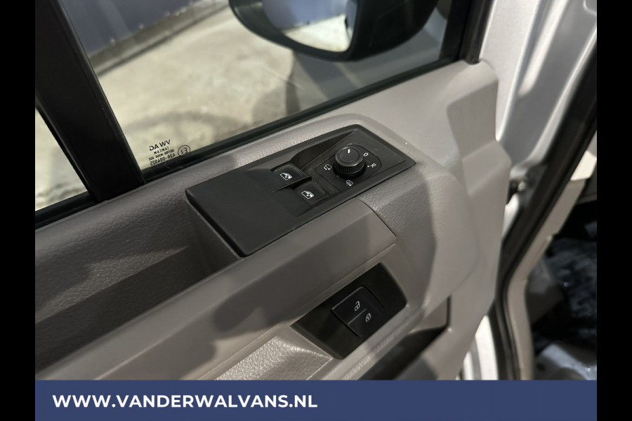 Volkswagen Crafter 2.0 TDI 141pk L3H3 L2H2 Euro6 Airco | Camera | Navigatie | Android Auto | Stoelverwarming Parkeersensoren, Bijrijdersbank, 3000kg trekvermogen, zilver