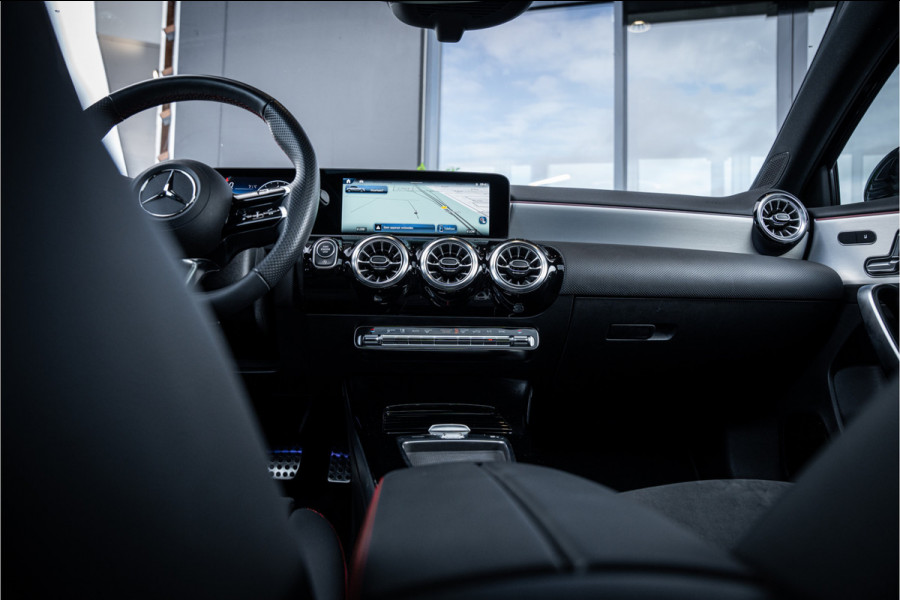 Mercedes-Benz A-Klasse A180 AMG Line - Panorama | Memory | Burmester | 360 Camera | Elek. Trekhaak