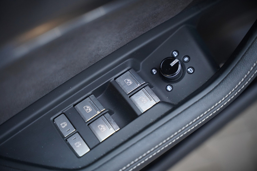 Audi e-tron e-tron 50 quattro S edition Black 71 kWh | S Line | Black Edition | Panoramadak | Memory Seats | Camera | Luchtvering | Adaptive Cruise Control | Keyless | Matrix LED | Leder | Stoelverwarming | NAP | BTW