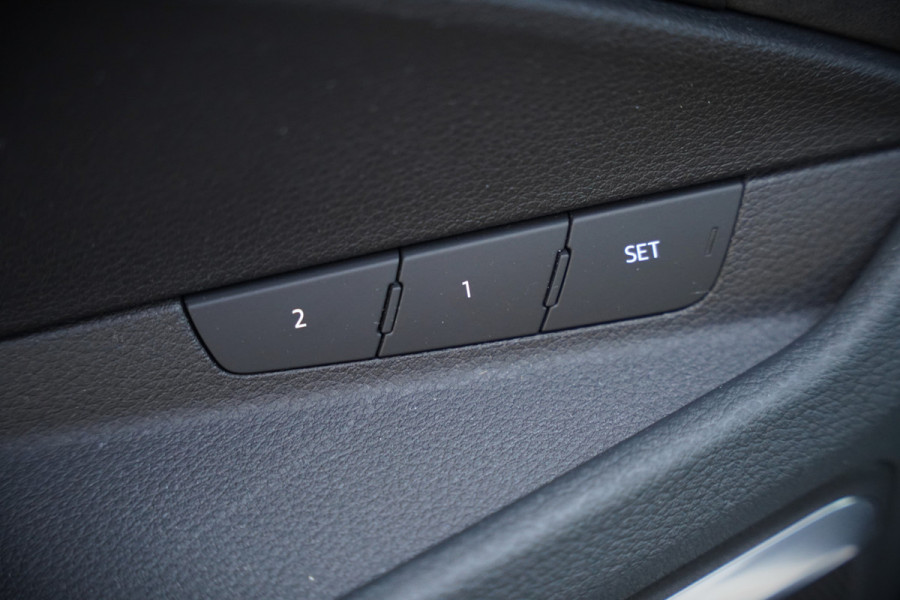Audi e-tron e-tron 50 quattro S edition Black 71 kWh | S Line | Black Edition | Panoramadak | Memory Seats | Camera | Luchtvering | Adaptive Cruise Control | Keyless | Matrix LED | Leder | Stoelverwarming | NAP | BTW