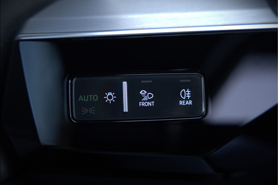Audi e-tron e-tron 50 quattro S edition Black 71 kWh | S Line | Black Edition | Panoramadak | Memory Seats | Camera | Luchtvering | Adaptive Cruise Control | Keyless | Matrix LED | Leder | Stoelverwarming | NAP | BTW