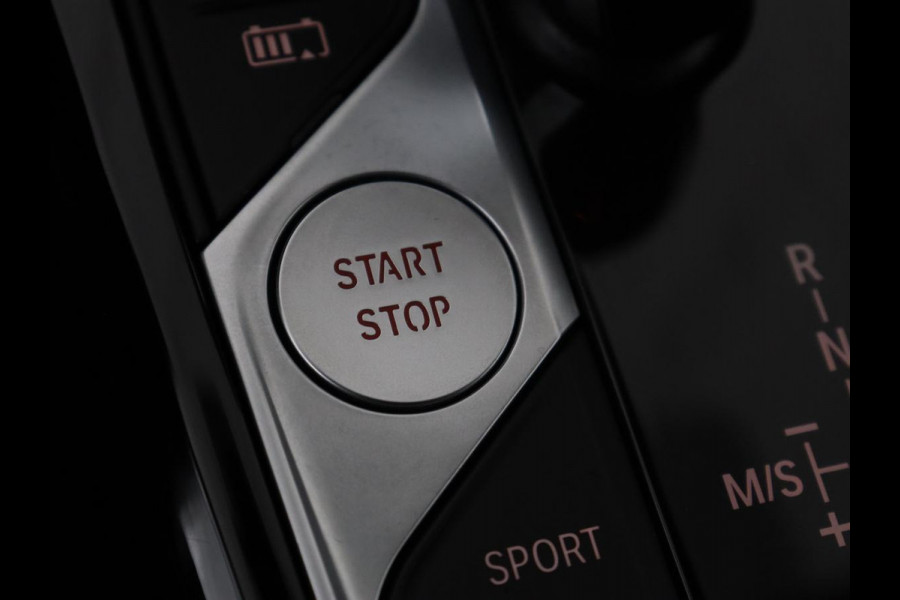 BMW 3-serie 330e Sport Line | Stoel & stuurverwarming | Adaptive cruise | Trekhaak | Sportstoelen | Carplay | Sfeerverlichting | Half leder | Navigatie | Full LED | PHEV