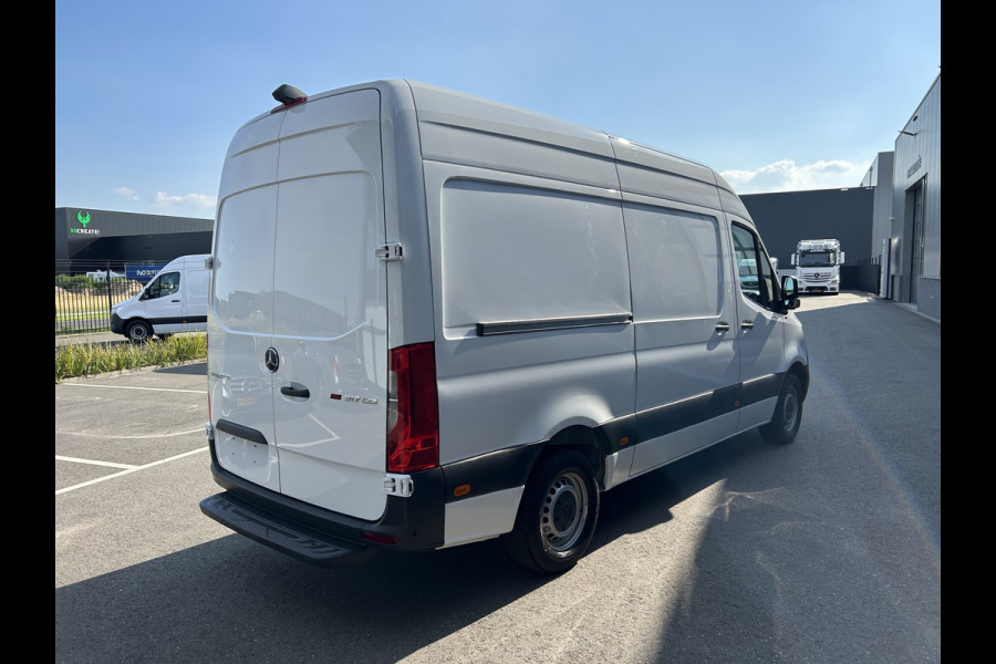 Mercedes-Benz Sprinter 317 CDI L2 H2 Automaat / MBUX / Navigatie / Camera / Parkeersensoren / Cruise control / Airco / 270 Graden achterdeuren