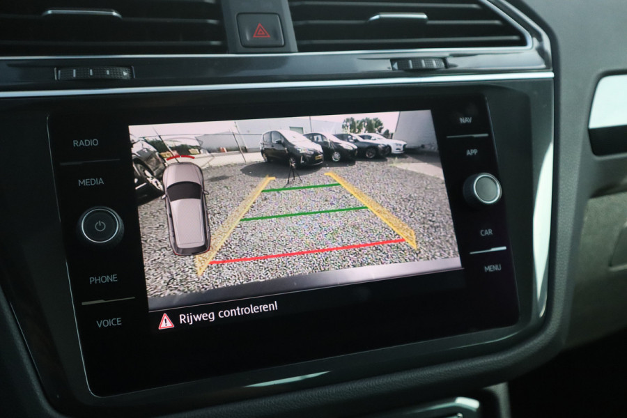 Volkswagen Tiguan 1.5 TSI R-Line Highline Panorama / Camera / Digital dash / Adaptieve cruise / 19inch