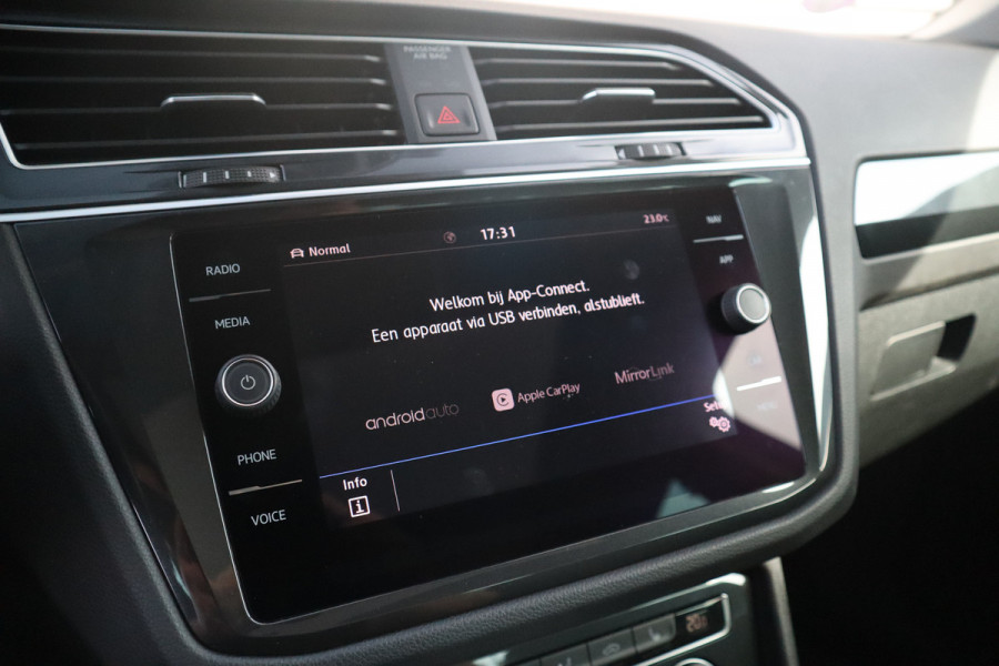 Volkswagen Tiguan 1.5 TSI R-Line Highline Panorama / Camera / Digital dash / Adaptieve cruise / 19inch