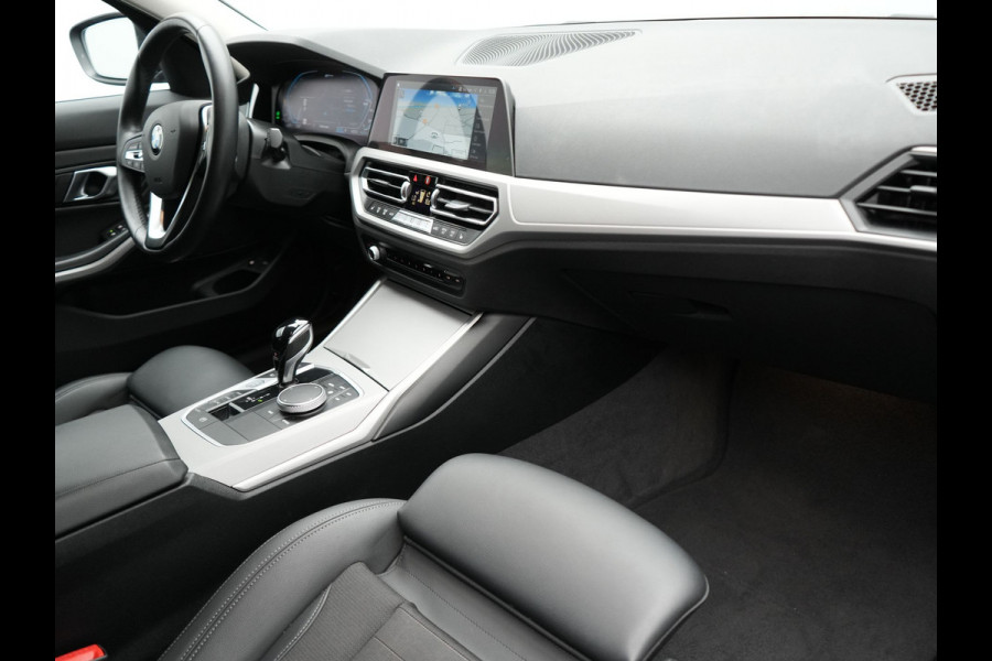 BMW 3 Serie Touring 320e Sportline Plug In Hybrid 204pk Dealer O.H PHEV | Sportstoelen Verwarmd | Camera | Apple Carplay | Navi Full Map | DAB | El. Achterklep |