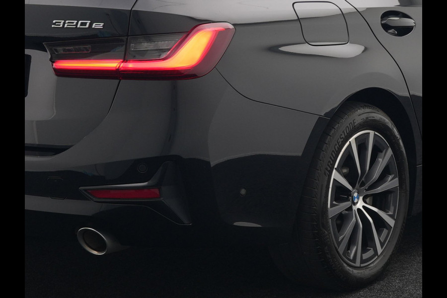 BMW 3 Serie Touring 320e Sportline Plug In Hybrid 204pk Dealer O.H PHEV | Sportstoelen Verwarmd | Camera | Apple Carplay | Navi Full Map | DAB | El. Achterklep |