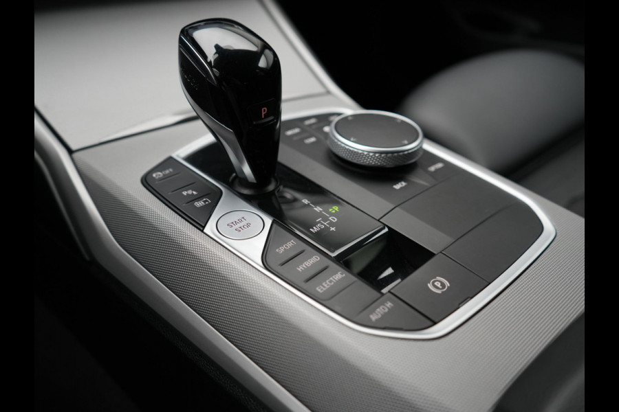 BMW 3 Serie Touring 320e Sportline Plug In Hybrid 204pk Dealer O.H PHEV | Sportstoelen Verwarmd | Camera | Apple Carplay | Navi Full Map | DAB | El. Achterklep |