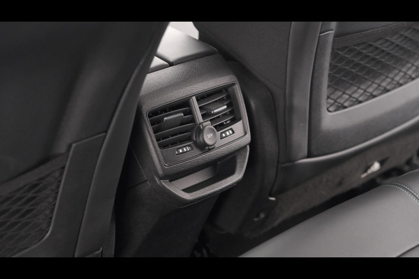 Peugeot 3008 1.6 HYbrid4 300 Allure Pack Business 4x4 | Camera | Apple Carplay | Dodehoekdetectie | Stoelverwarming | Plugin-Hybrid