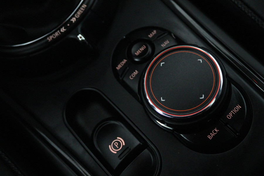 MINI Countryman 1.5 Cooper Chili (PANORAMADAK, STOELVERWARMING, ACHTERUITRIJCAMERA, H&K AUDIO, HEAD-UP DISPLAY)