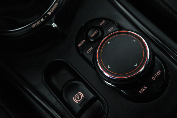 MINI Countryman 1.5 Cooper Chili (PANORAMADAK, STOELVERWARMING, ACHTERUITRIJCAMERA, H&K AUDIO, HEAD-UP DISPLAY)