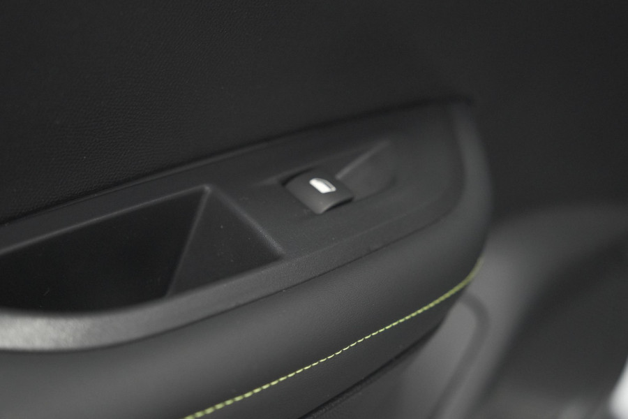 Peugeot 2008 Hybrid 136 e-DSC6 GT | 360 Camera | Adaptieve Cruise Control | Dodehoekdetectie | Navigatie