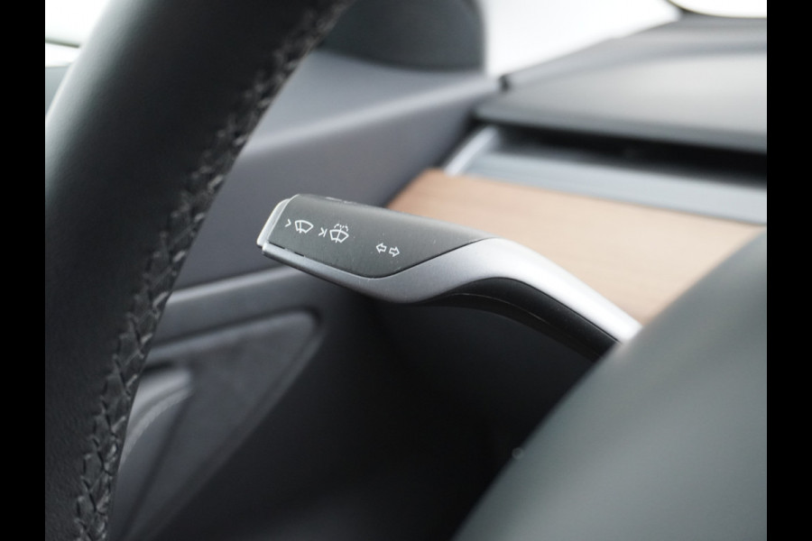 Tesla Model 3 RWD SR+ 60kWh 325PK Lmv 19" AutoPilot Leder PanoDak Adaptive-Cruise Lmv Camera's Elektr.-Stuur+Stoelen+Spiegels+Geheugen+Easy-En Navi LED Comfortstoelen ACC DAB Keyless en Voorverwarmen interieur via App One-Pedal-Drive Origineel Nederlandse auto 1e Eigenaar Garantie Accu/Motor tot 12-12-2027 max 160.000km 1.584kg licht!