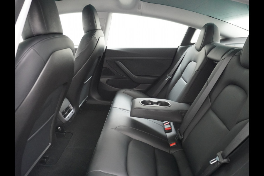 Tesla Model 3 RWD SR+ 60kWh 325PK Lmv 19" AutoPilot Leder PanoDak Adaptive-Cruise Lmv Camera's Elektr.-Stuur+Stoelen+Spiegels+Geheugen+Easy-En Navi LED Comfortstoelen ACC DAB Keyless en Voorverwarmen interieur via App One-Pedal-Drive Origineel Nederlandse auto 1e Eigenaar Garantie Accu/Motor tot 12-12-2027 max 160.000km 1.584kg licht!