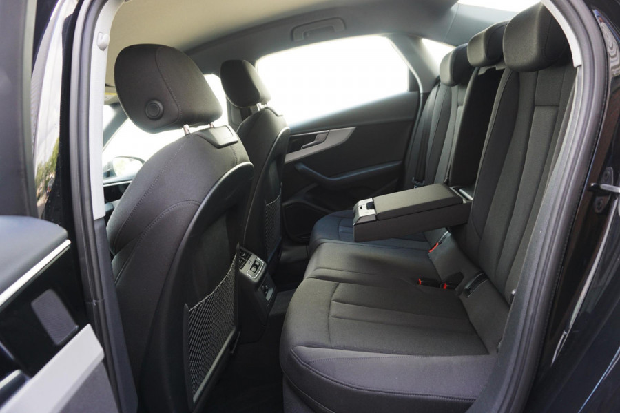Audi A4 Limousine 35 TFSI 150PK Virtual Cockpit/Sportstoelen Dealeronderhouden/All-Seasonbanden.