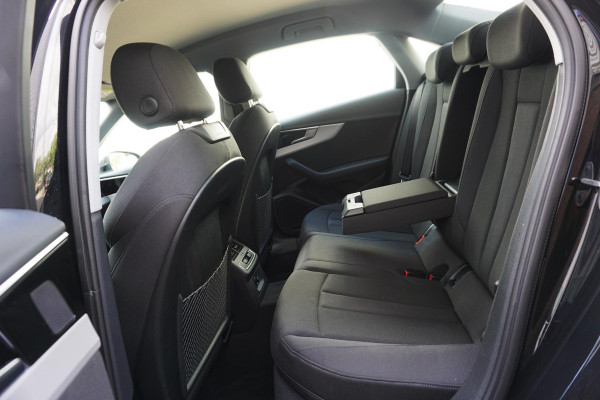 Audi A4 Limousine 35 TFSI 150PK Virtual Cockpit/Sportstoelen Dealeronderhouden/All-Seasonbanden.