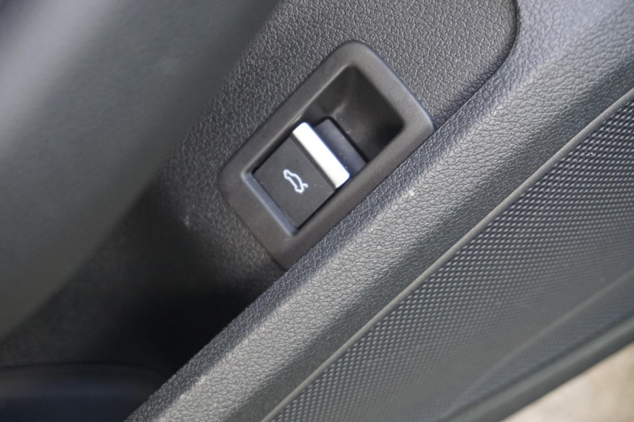 Audi A4 Limousine 35 TFSI 150PK Virtual Cockpit/Sportstoelen Dealeronderhouden/All-Seasonbanden.