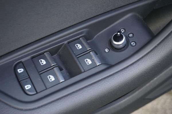 Audi A4 Limousine 35 TFSI 150PK Virtual Cockpit/Sportstoelen Dealeronderhouden/All-Seasonbanden.