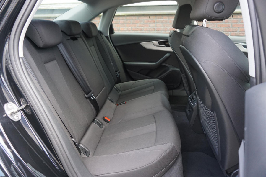 Audi A4 Limousine 35 TFSI 150PK Virtual Cockpit/Sportstoelen Dealeronderhouden/All-Seasonbanden.