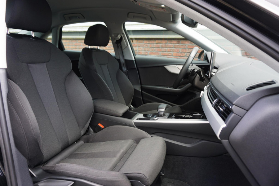 Audi A4 Limousine 35 TFSI 150PK Virtual Cockpit/Sportstoelen Dealeronderhouden/All-Seasonbanden.