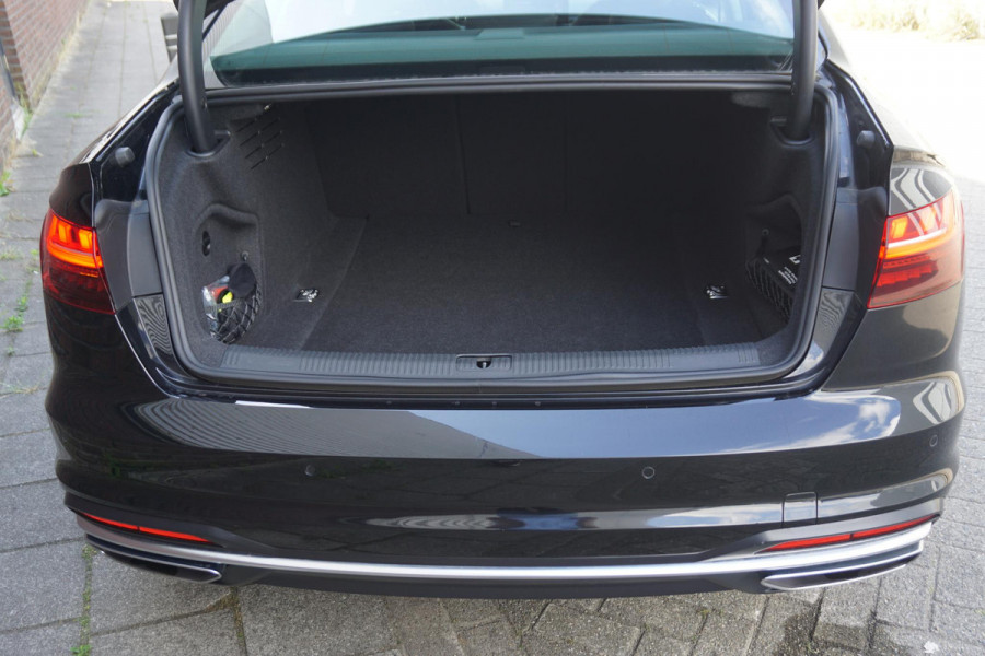Audi A4 Limousine 35 TFSI 150PK Virtual Cockpit/Sportstoelen Dealeronderhouden/All-Seasonbanden.