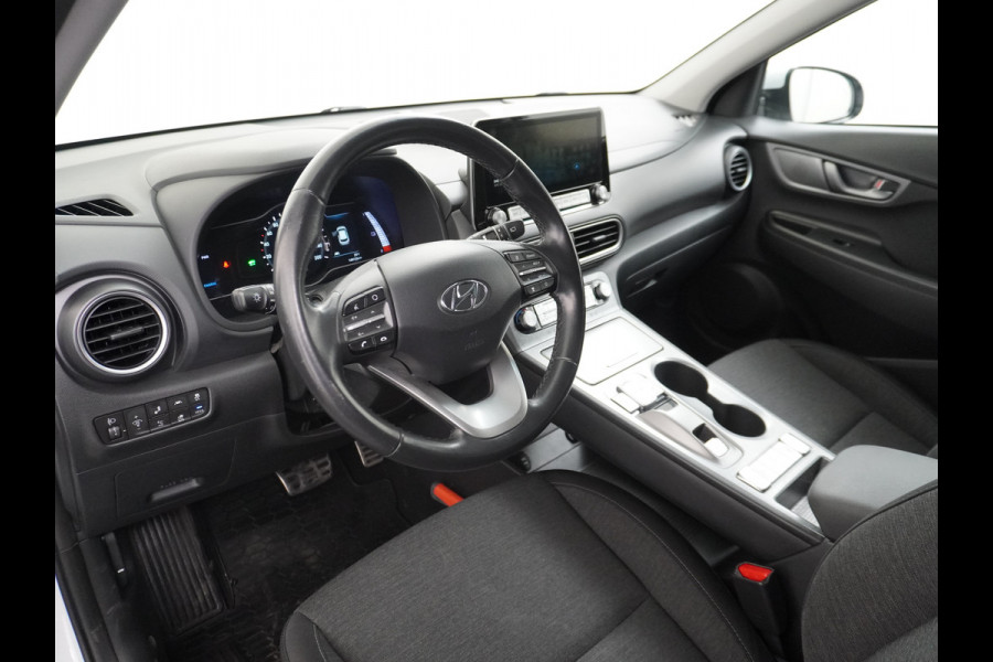 Hyundai Kona 64kWh EV AUT.204pk Krell®-Audio Grootste ACCU Adaptieve Cruise Control Camera Navi Apple Carplay Android Auto Head-Up Display Ec Led Blindspot Monitoring LaneAssist Subwoofer Voorruit verwarmbaar Bluetooth Privacy Glas Lmv 17" Fashion 1e Eigenaar Nieuwprijs €44.210,-