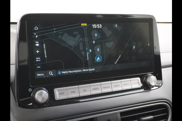 Hyundai Kona 64kWh EV AUT.204pk Krell®-Audio Grootste ACCU Adaptieve Cruise Control Camera Navi Apple Carplay Android Auto Head-Up Display Ec Led Blindspot Monitoring LaneAssist Subwoofer Voorruit verwarmbaar Bluetooth Privacy Glas Lmv 17" Fashion 1e Eigenaar Nieuwprijs €44.210,-
