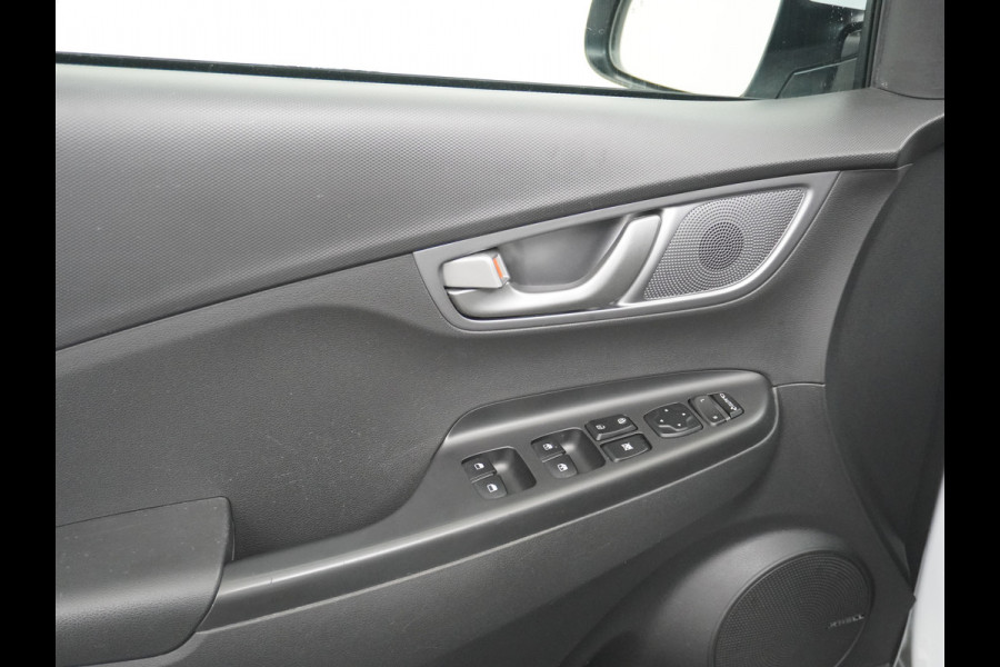 Hyundai Kona 64kWh EV AUT.204pk Krell®-Audio Grootste ACCU Adaptieve Cruise Control Camera Navi Apple Carplay Android Auto Head-Up Display Ec Led Blindspot Monitoring LaneAssist Subwoofer Voorruit verwarmbaar Bluetooth Privacy Glas Lmv 17" Fashion 1e Eigenaar Nieuwprijs €44.210,-