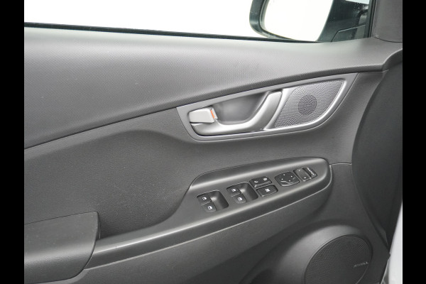 Hyundai Kona 64kWh EV AUT.204pk Krell®-Audio Grootste ACCU Adaptieve Cruise Control Camera Navi Apple Carplay Android Auto Head-Up Display Ec Led Blindspot Monitoring LaneAssist Subwoofer Voorruit verwarmbaar Bluetooth Privacy Glas Lmv 17" Fashion 1e Eigenaar Nieuwprijs €44.210,-