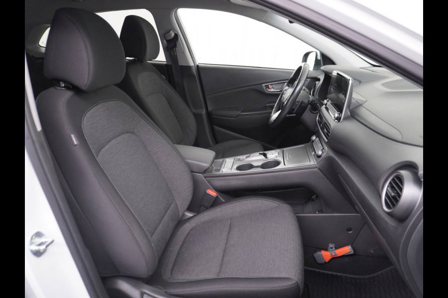 Hyundai Kona 64kWh EV AUT.204pk Krell®-Audio Grootste ACCU Adaptieve Cruise Control Camera Navi Apple Carplay Android Auto Head-Up Display Ec Led Blindspot Monitoring LaneAssist Subwoofer Voorruit verwarmbaar Bluetooth Privacy Glas Lmv 17" Fashion 1e Eigenaar Nieuwprijs €44.210,-