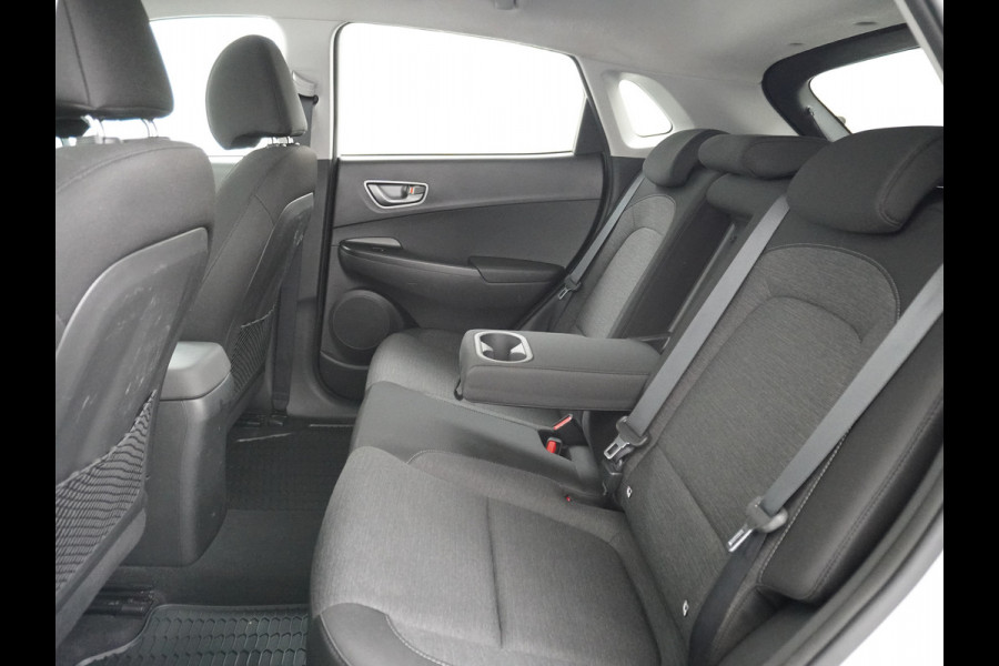 Hyundai Kona 64kWh EV AUT.204pk Krell®-Audio Grootste ACCU Adaptieve Cruise Control Camera Navi Apple Carplay Android Auto Head-Up Display Ec Led Blindspot Monitoring LaneAssist Subwoofer Voorruit verwarmbaar Bluetooth Privacy Glas Lmv 17" Fashion 1e Eigenaar Nieuwprijs €44.210,-