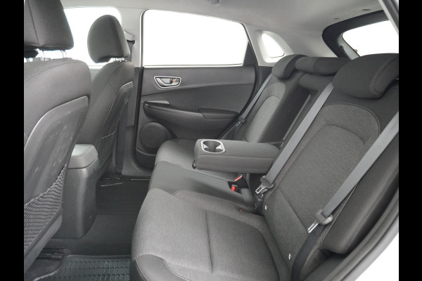 Hyundai Kona 64kWh EV AUT.204pk Krell®-Audio Grootste ACCU Adaptieve Cruise Control Camera Navi Apple Carplay Android Auto Head-Up Display Ec Led Blindspot Monitoring LaneAssist Subwoofer Voorruit verwarmbaar Bluetooth Privacy Glas Lmv 17" Fashion 1e Eigenaar Nieuwprijs €44.210,-