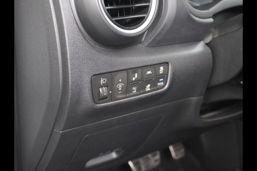 Hyundai Kona 64kWh EV AUT.204pk Krell®-Audio Grootste ACCU Adaptieve Cruise Control Camera Navi Apple Carplay Android Auto Head-Up Display Ec Led Blindspot Monitoring LaneAssist Subwoofer Voorruit verwarmbaar Bluetooth Privacy Glas Lmv 17" Fashion 1e Eigenaar Nieuwprijs €44.210,-