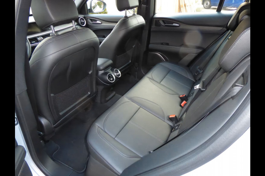 Alfa Romeo Stelvio 2.0T Q4 Ti (206kW/280pk) ** Bi-XENON/LED, NAVI+, LEDER, ACC, 19-inch LMV, MEM ** 1e EIG - 18.700 km - UNFALLFREI ** ** INFORMEER OOK NAAR ONZE AANTREKKELIJKE FINANCIAL-LEASE TARIEVEN **