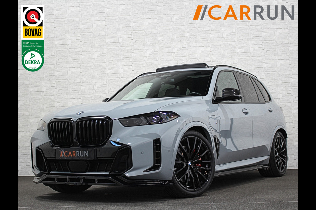 BMW X5 50e M-Performance Seats | M-Sport Pro | Sky-Lounge Pano | 360 Camera | ACC | Soft-Close | Carbon | Massage | Ventilatie | Leder-Individual | Achterasbesturing | Head-Up | 4-Zone Clima | 22 inch | 2x Memory | Trekhaak | Harman-Kardon | Beker-Clima | Stoelverwarming V+A | Stuurverwarming | M-Gordels | Parfumering | Glaspook | ISO-Glas | Zonwering |