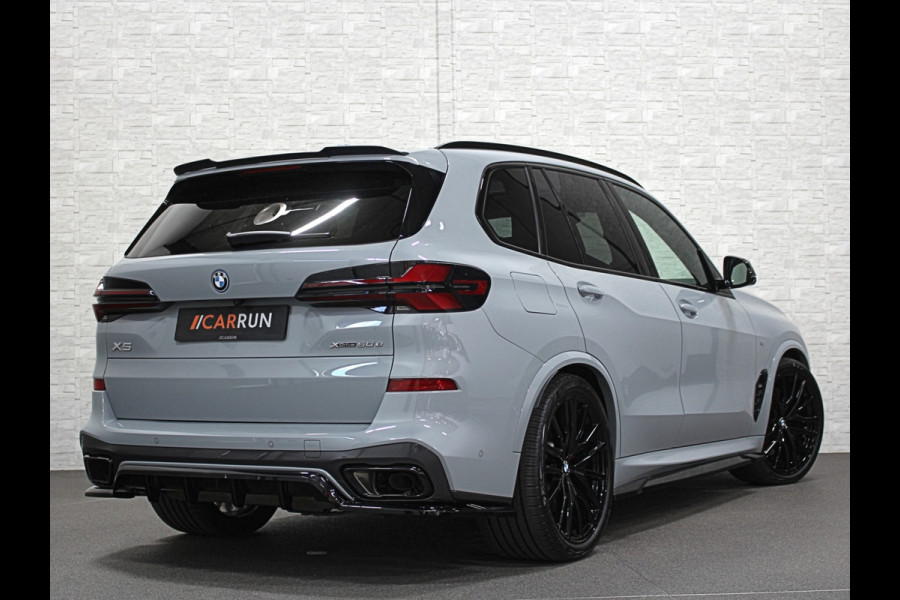BMW X5 50e M-Performance Seats | M-Sport Pro | Sky-Lounge Pano | 360 Camera | ACC | Soft-Close | Carbon | Massage | Ventilatie | Leder-Individual | Achterasbesturing | Head-Up | 4-Zone Clima | 22 inch | 2x Memory | Trekhaak | Harman-Kardon | Beker-Clima | Stoelverwarming V+A | Stuurverwarming | M-Gordels | Parfumering | Glaspook | ISO-Glas | Zonwering |