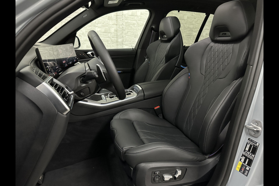 BMW X5 50e M-Performance Seats | M-Sport Pro | Sky-Lounge Pano | 360 Camera | ACC | Soft-Close | Carbon | Massage | Ventilatie | Leder-Individual | Achterasbesturing | Head-Up | 4-Zone Clima | 22 inch | 2x Memory | Trekhaak | Harman-Kardon | Beker-Clima | Stoelverwarming V+A | Stuurverwarming | M-Gordels | Parfumering | Glaspook | ISO-Glas | Zonwering |