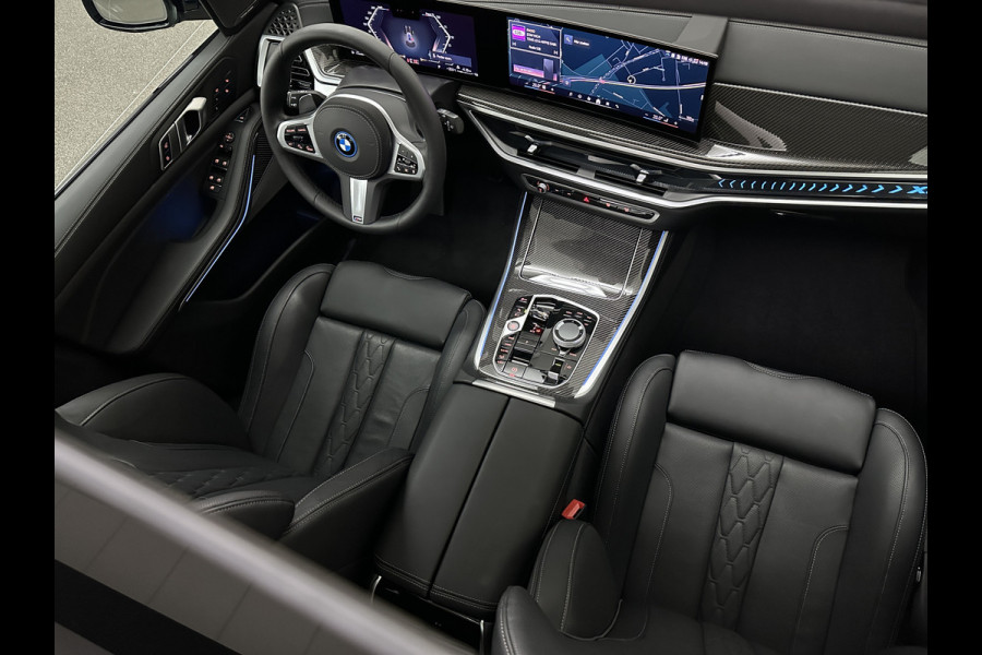 BMW X5 50e M-Performance Seats | M-Sport Pro | Sky-Lounge Pano | 360 Camera | ACC | Soft-Close | Carbon | Massage | Ventilatie | Leder-Individual | Achterasbesturing | Head-Up | 4-Zone Clima | 22 inch | 2x Memory | Trekhaak | Harman-Kardon | Beker-Clima | Stoelverwarming V+A | Stuurverwarming | M-Gordels | Parfumering | Glaspook | ISO-Glas | Zonwering |