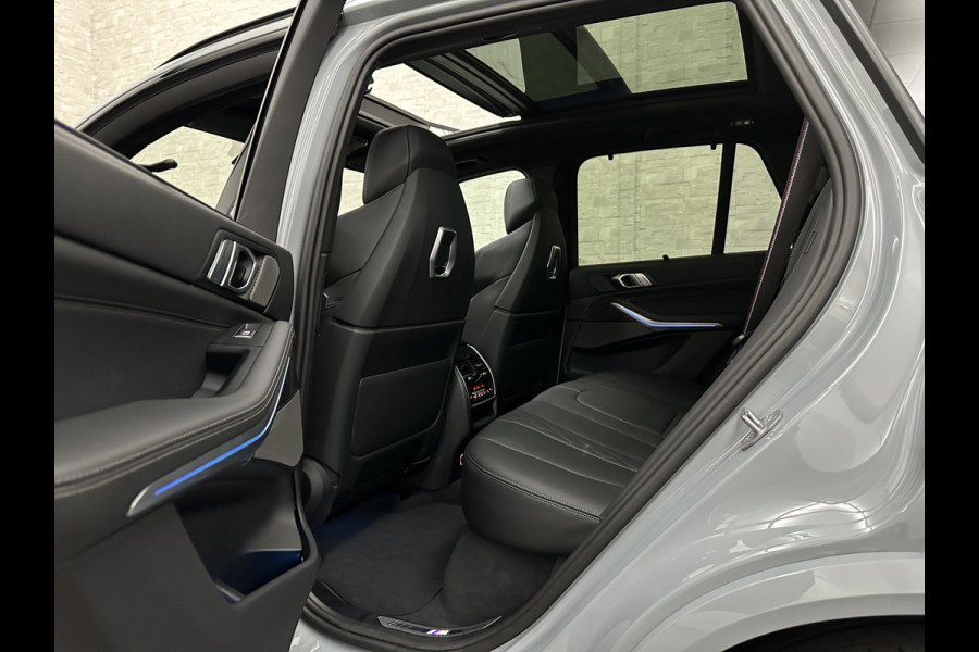 BMW X5 50e M-Performance Seats | M-Sport Pro | Sky-Lounge Pano | 360 Camera | ACC | Soft-Close | Carbon | Massage | Ventilatie | Leder-Individual | Achterasbesturing | Head-Up | 4-Zone Clima | 22 inch | 2x Memory | Trekhaak | Harman-Kardon | Beker-Clima | Stoelverwarming V+A | Stuurverwarming | M-Gordels | Parfumering | Glaspook | ISO-Glas | Zonwering |
