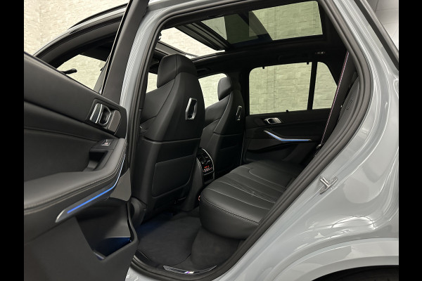BMW X5 50e M-Performance Seats | M-Sport Pro | Sky-Lounge Pano | 360 Camera | ACC | Soft-Close | Carbon | Massage | Ventilatie | Leder-Individual | Achterasbesturing | Head-Up | 4-Zone Clima | 22 inch | 2x Memory | Trekhaak | Harman-Kardon | Beker-Clima | Stoelverwarming V+A | Stuurverwarming | M-Gordels | Parfumering | Glaspook | ISO-Glas | Zonwering |